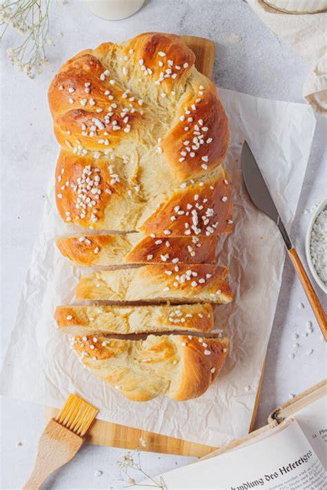 Serviervorschlag: Franzbrötchen mit Aprikosenguss und Hagelzucker