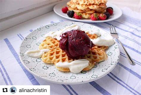 Serviervorschlag: Friesenwaffeln mit Tee, Pflaumenmus, frischer Sahne und Früchtendekor
