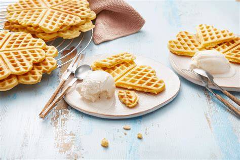 Serviervorschlag: Frisch gebackene Brüsseler Waffeln mit Vanilleeis
