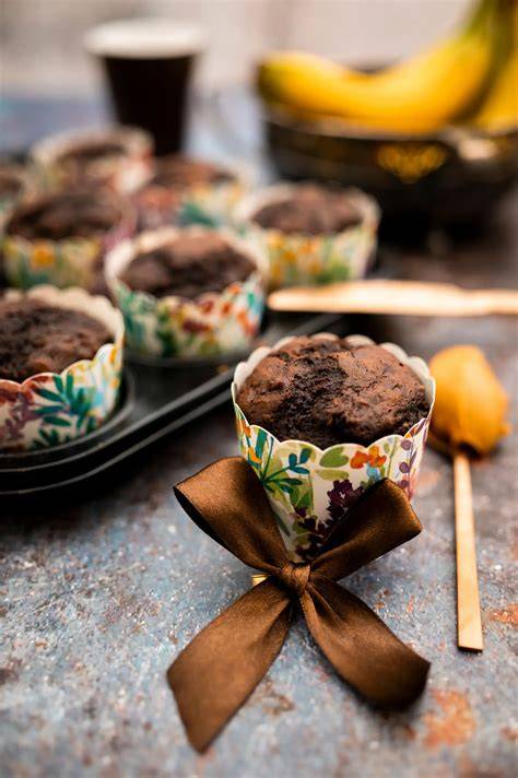 Serviervorschlag: Frisch gebackene Schoko-Bananenmuffins mit geschmolzener Kuvertüre
