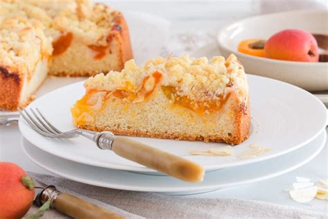 Serviervorschlag: Frisch gebackener Aprikosenkuchen mit Streusel aufgedeckt