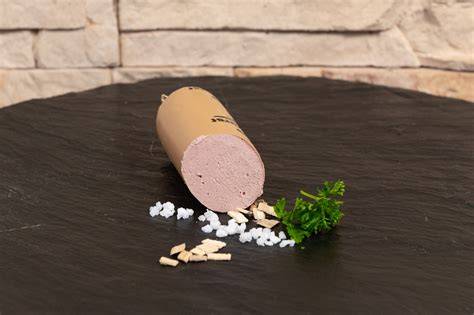 Serviervorschlag: Frische Trüffelscheiben auf feiner Leberwurst-Brotzeit