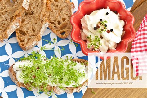 Serviervorschlag: Frisches Brot mit Rhabarbermarmelade