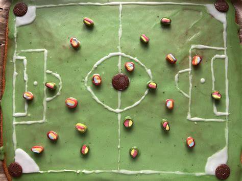 Serviervorschlag: Fußballkuchen mit grünem „Rasen“-Rand aus Buttercreme
