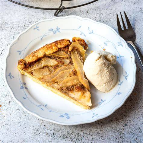 Serviervorschlag: Galette mit Vanilleeis und Puderzucker