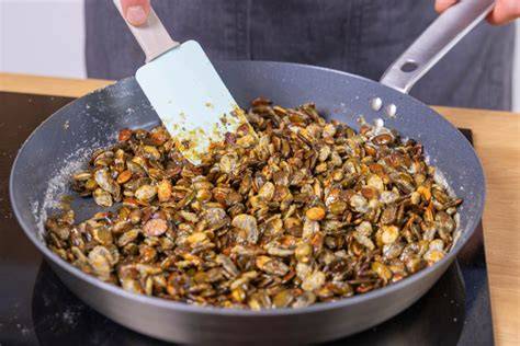 Serviervorschlag: Gebrannte Kürbiskerne als Topping auf Joghurt und Salat