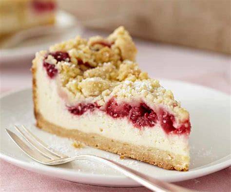 Serviervorschlag: Gestückelte Himbeer Quark Streusel Torte auf einer Kaffeetafel