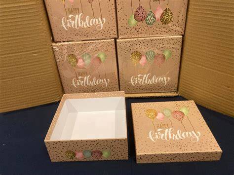 Serviervorschlag: Giotto-Pralinen in Geschenkboxen und auf Etageren