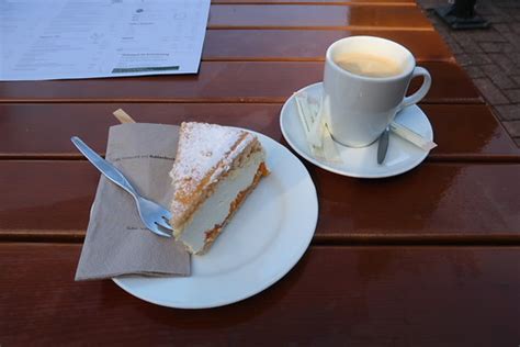 Serviervorschlag: Giotto-Torte auf der Terrasse mit Kaffee