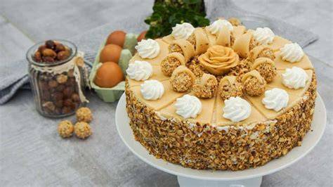 Serviervorschlag: Giotto-Torte mit gerösteten Haselnüssen und Giotto-Kugeln