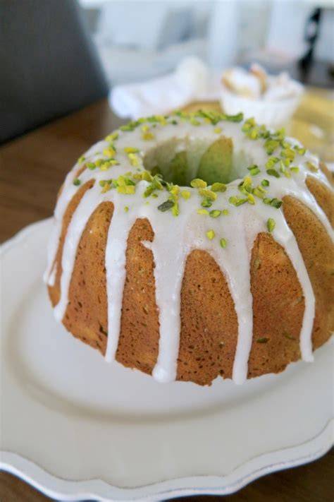 Serviervorschlag: Gugelhupf mit Zitronenguss, Staubzucker, Kaffee