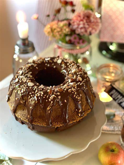Serviervorschlag: Gugelhupf mit heißem Kakao auf dem Couchtisch