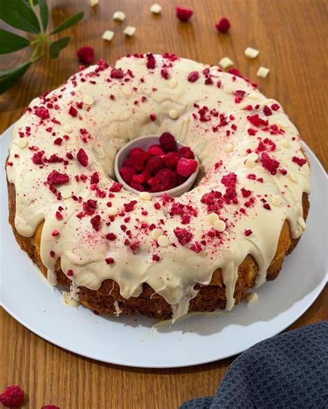 Serviervorschlag: Gugelhupf mit weißer Schokoladenglasur, Himbeeren und Minze