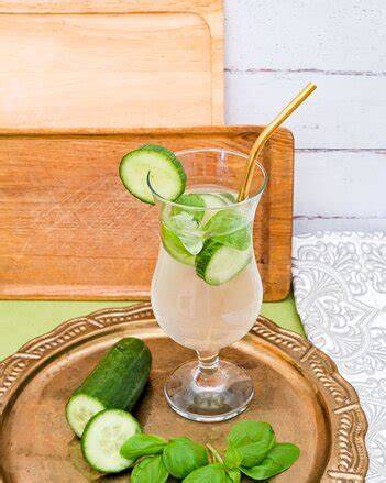 Serviervorschlag: Gurken-Mocktail mit Basilikum und Eiswürfeln