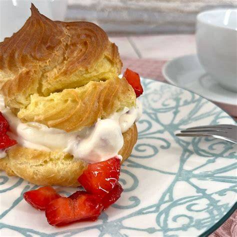 Serviervorschlag: Haselnuss-Schoko-Boden, Vanillesahne, Marzipandeckel, Erdbeer-Dekor
