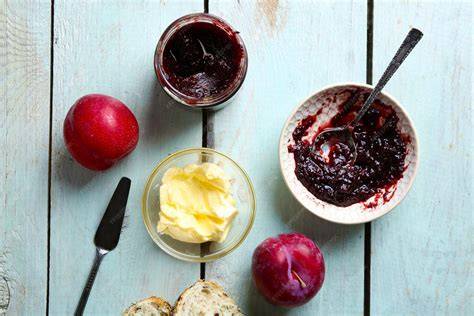 Serviervorschlag: Hefebrezel mit Zucker, Butter und Marmelade auf Etagere