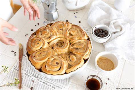 Serviervorschlag: Hefeschnecken lauwarm mit Kaffee