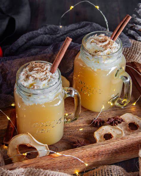 Serviervorschlag: Heißer Marzipan-Apfelpunsch im Glas mit Karamellfäden