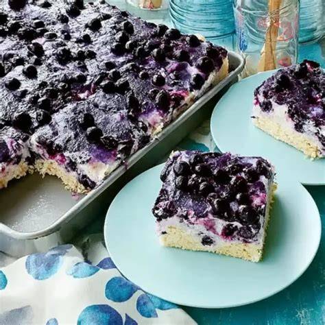 Serviervorschlag: Heidelbeerkuchen mit Puderzucker und Schlagsahne