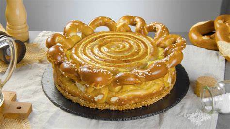 Serviervorschlag: Herzhafte Brezeltorte angeschnitten
