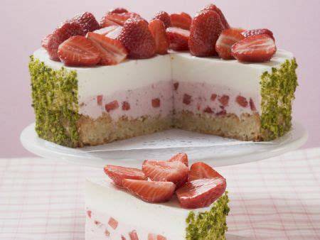 Serviervorschlag: Himbeer-Fruchteinlage-Torte mit Pistazienmantel und Sahnerosetten