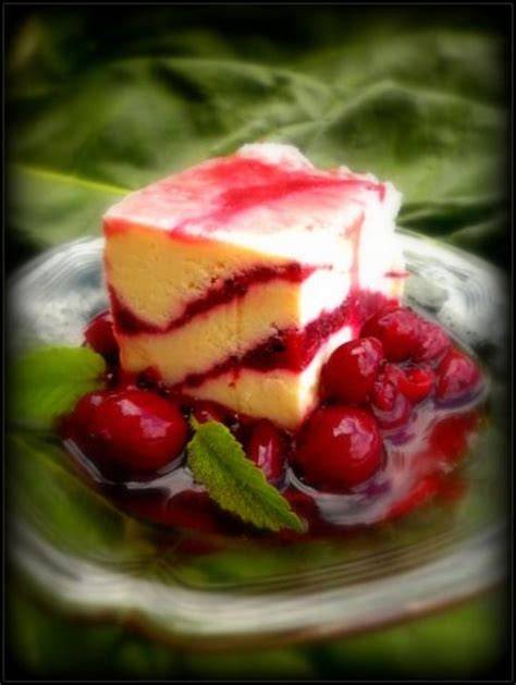Serviervorschlag: Himbeer-Quark-Schichtdessert mit frischen Beeren