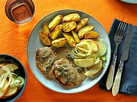 Serviervorschlag: Honig-Ofentomaten mit Schweinerückensteak und Kräuterkartoffeln