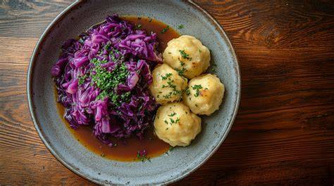 Serviervorschlag: Honigente, Kartoffelknödel, Rotkohl und Kräuter
