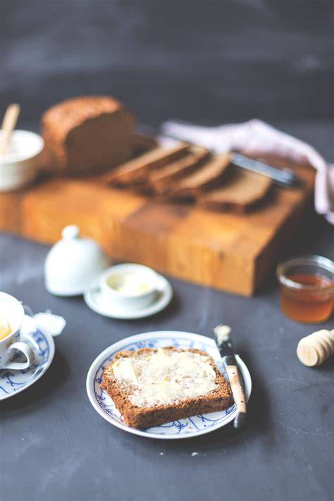 Serviervorschlag: Honigkuchen mit Butter zum Frühstück
