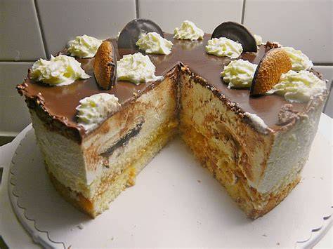 Serviervorschlag: Jaffa Cake Torte mit Orangenfilets und Schokosplittern