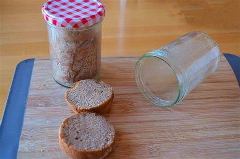 Serviervorschlag: Johannisbeer-Chili-Marmelade im Glas, Brot, kalter Braten
