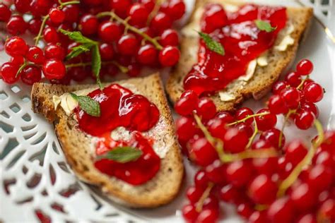 Serviervorschlag: Johannisbeermarmelade auf Brot