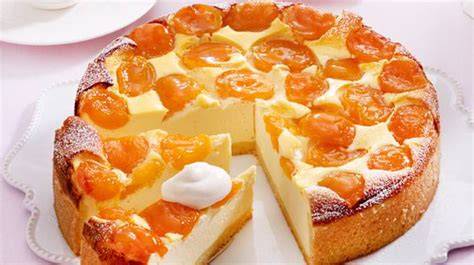 Serviervorschlag: Käsekuchen mit Aprikosen und Puderzucker