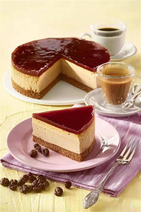 Serviervorschlag: Käsekuchen mit Espresso und Klosterlikör