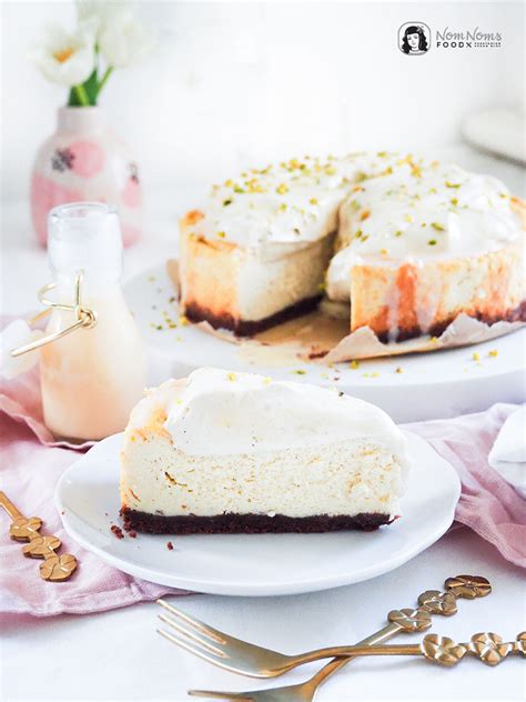 Serviervorschlag: Käsekuchen mit Sahne, Feigen, Granatapfel, Pistazien und Minze