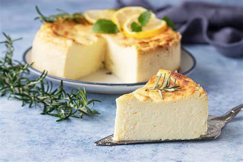 Serviervorschlag: Käsekuchen mit Zitronenscheiben und Minze