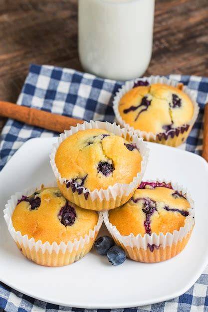 Serviervorschlag: Käsekuchen-Muffins mit Puderzucker und frischen Beeren