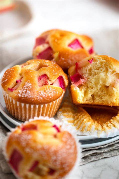Serviervorschlag: Körbchen mit zuckerfreien Rhabarber-Muffins auf einer Picknickdecke