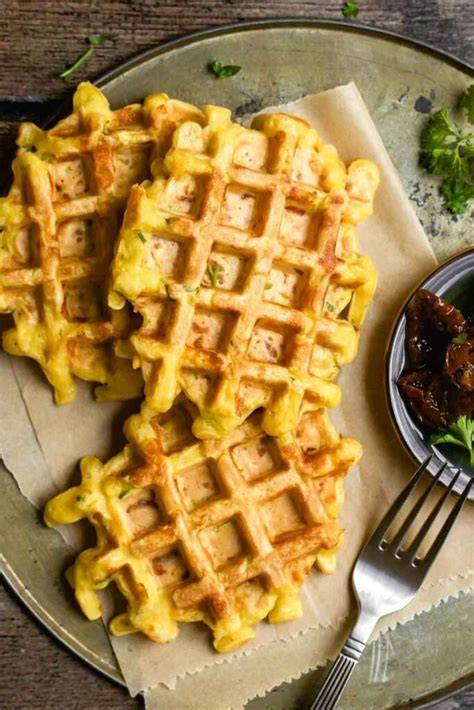 Serviervorschlag: Kürbiswaffeln mit Rucola und Käse
