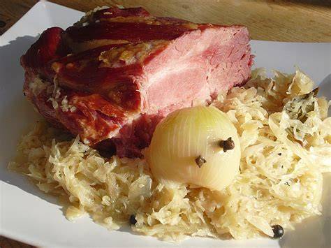 Serviervorschlag: Kassler in Honigglasur mit Kartoffelsalat und Sauerkraut