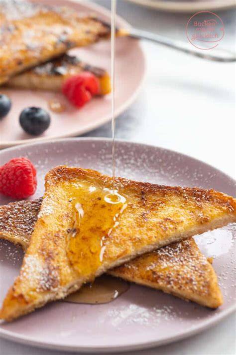 Serviervorschlag: Keks-Butter auf Toast, mit Apfelspalten und Zimt