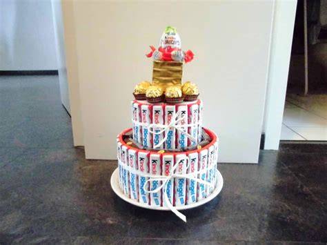 Serviervorschlag: Kinderriegel Torte auf Festtafel mit personalisiertem Topper
