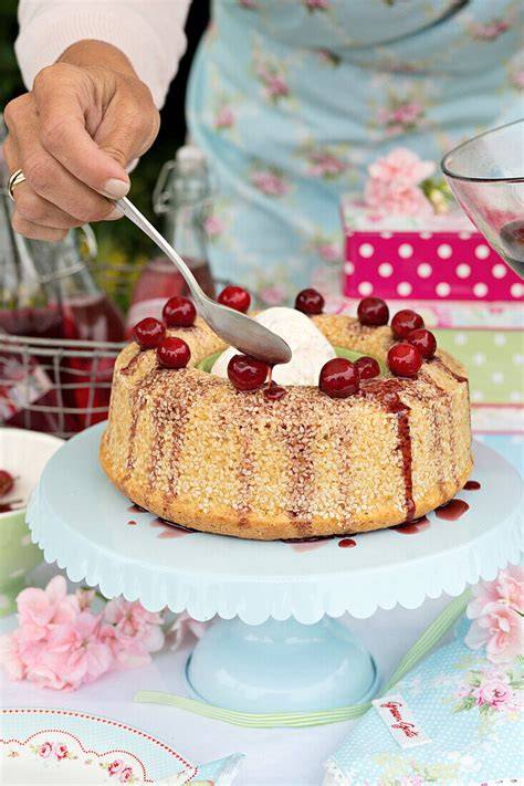 Serviervorschlag: Kirsch-Biskuitkuchen mit Sahne