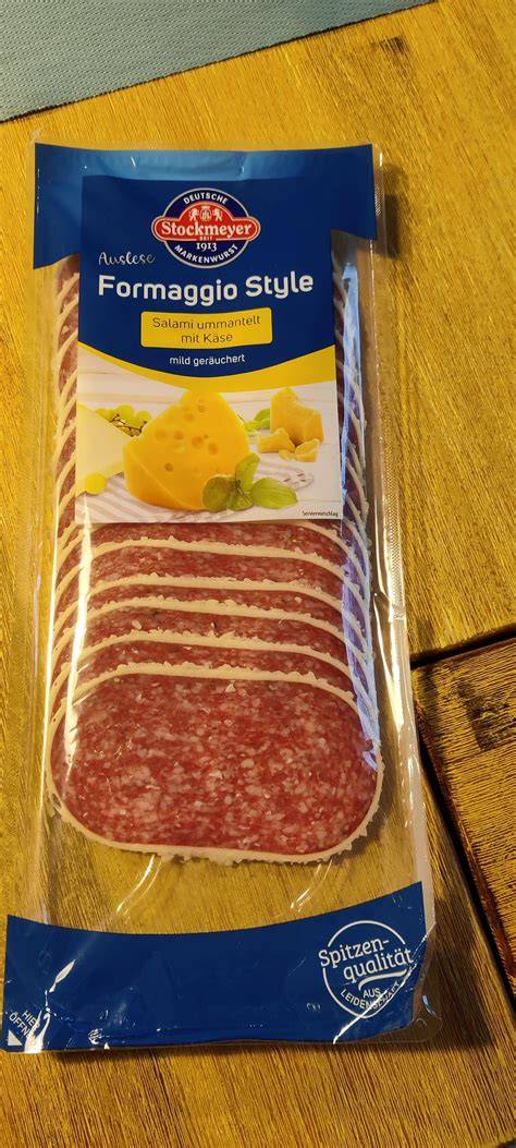 Serviervorschlag: Kohl-Hackfleisch-Torte mit Tomatenbelag und Käse, angeschnittenes Stück