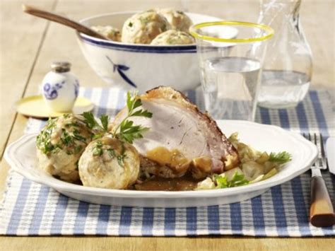 Serviervorschlag: Krustenbraten, Biersoße, Kartoffelklöße und Bayrisch Kraut