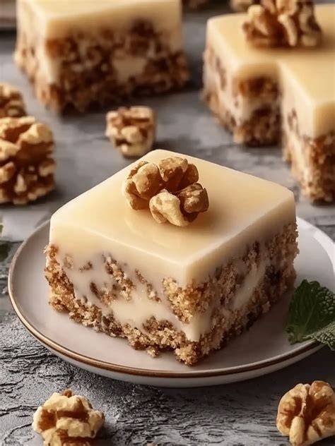 Serviervorschlag: Kuchen mit Walnüssen und Joghurt