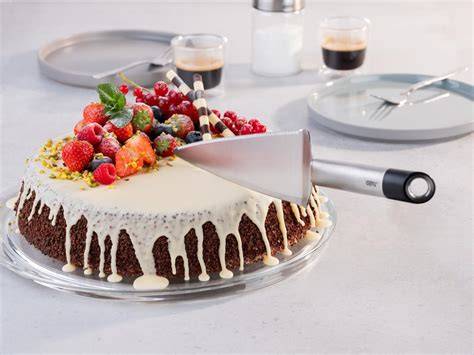 Serviervorschlag: Kuchenstück mit Schoko-Zimt-Latte