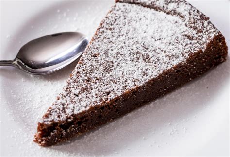 Serviervorschlag: Kugel Jägermeister-Eis auf warmer Schokotarte