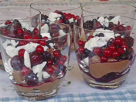 Serviervorschlag: Kugeln Brombeereis im Glas mit frischen Beeren und Baiser