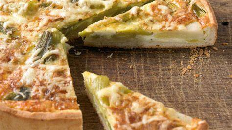 Serviervorschlag: Lauchkuchen mit grünem Salat und Tomate-Mozzarella